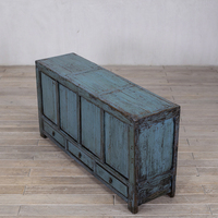 Buffet antique en bois massif avec finition vieillie, portes et tiroirs, grande capacité et design durable