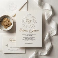 Suite d'invitations de mariage florales en or blanc pour le lac de Como avec design en papier coton découpé au laser et embellissement par sceau de cire