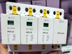 IPRD1-20เครื่องป้องกันไฟกระชาก, กำลังไฟ3P + N 20kA 220V ควบคุมไฟกระชาก PLC โปรแกรมป้องกันแรงดันเกิน - Product Image 1