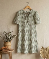 Robe en coton léger à rayures vertes et blanches, style bohème, éco-responsable, tissée, lavable, avec détails boutonnés et fermeture à nouer, coupe classique