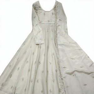 Ensemble prêt à expédier : Robe indienne ethnique d'été en soie Chinon avec bordure en dentelle perlée, dupatta et pantalon élastique, séchage rapide, protection solaire - Product Image 2