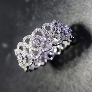 Anello Floreale Traforato da Donna, Design Elegante a Cerchio Completo, Gioiello Minimalista di Lusso per Uso Quotidiano - Product Image 5