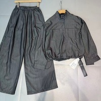 Ensemble deux pièces décontracté pour femme, idéal pour le bureau, motif uni, chemisier et pantalon large, design minimaliste, tissu tissé simple à l'avant
