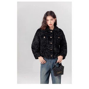 Manteau <span class=keywords><strong>Teddy</strong></span> <span class=keywords><strong>Noir</strong></span> Classique pour <span class=keywords><strong>Femme</strong></span> avec Boutons Dorés - <span class=keywords><strong>Veste</strong></span> Courte en Fausse Fourrure à Col Rabattu Effet Délavé pour l'Hiver - Product Image 2