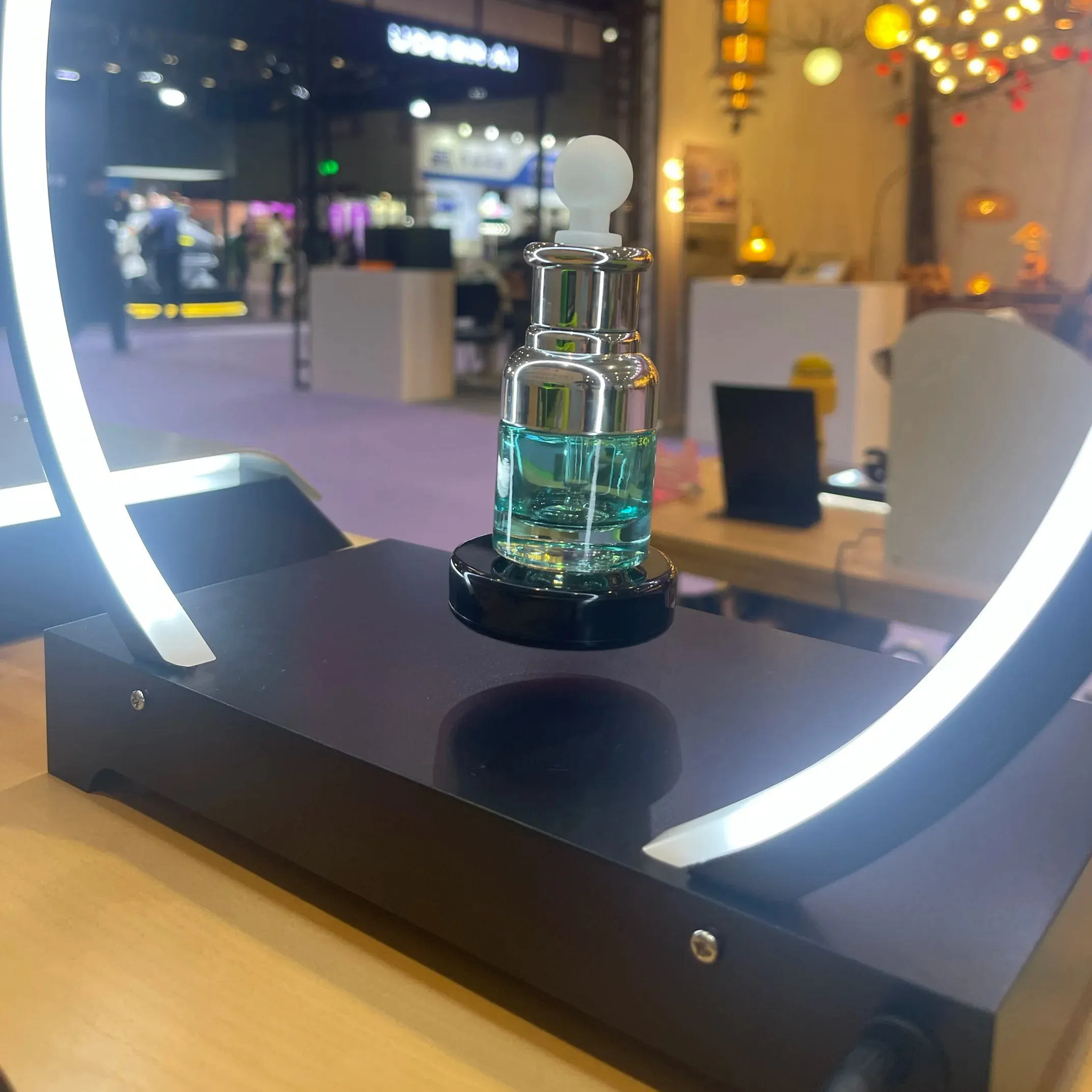 Rotación de 360 grados, botella de Perfume de levitación magnética, pantalla de Color cambiable para decoración flotante de escritorio de oficina