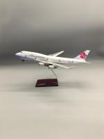 Modèle d'avion en résine B747 China Airlines de 37 cm avec éclairage LED, échelle 1/200, réplique d'avion, décoration de bureau, cadeau de collection