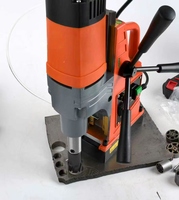 Perceuse magnétique portable 7800E: équipement de forage mobile et flexible pour la construction sur site de navires et de ponts.