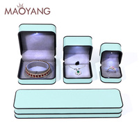 Boîte à bijoux personnalisée haut de gamme en cuir PU pour collier, boucles d'oreilles, bracelet, bague, avec longue chaîne, nouvelle boîte cadeau avec éclairage LED