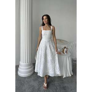 Robe de soirée longue blanche en gros avec un détail de corset complexe au dos - Product Image 4