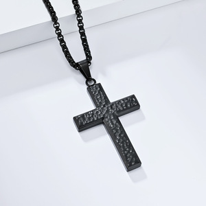 Collier pendentif croix texturée en acier inoxydable, collier <span class=keywords><strong>crucifix</strong></span> martelé en acier titane pour homme - Product Image 4