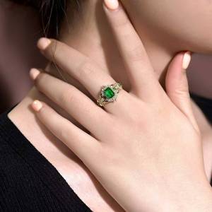 แหวนทองคำ 18K ประดับมรกตสีเขียวสดธรรมชาติ 1.3 กะรัต ตกแต่งด้วยเพชร 34 เม็ด และทซาโวรีทการ์เน็ต 4 เม็ด แหวนอัญมณีวินเทจ - Product Image 5