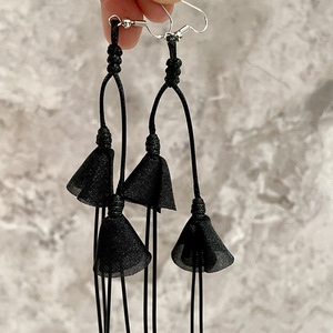Boucles d'oreilles pendantes en tissu noir avec pompon, en résine acrylique et lucite, pour femme, style bohème, usage quotidien, nouvelle collection 2026 - Product Image 5