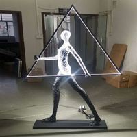 Grande lampe sur pied triangulaire à LED, sculpture lumineuse décorative pour hôtels, centres commerciaux, villas et halls d'entrée