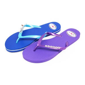 Sandalias de Playa para Mujer, con Cadena Metálica y Pedrería, Correa de PVC, Suela Suave, Logotipo Personalizado, Fabricante OEM - Product Image 1