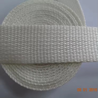 Sangles tissées blanches polyvalentes, disponibles en différentes largeurs, assurant un emballage sécurisé pour les expéditions industrielles.
