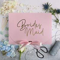 Boîte cadeau fermée en ruban satiné rose, matériaux recyclés écologiques, laminage mat, gaufrage, design de logo personnalisé pour les mariages