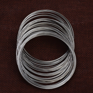 Pulsera de Alambre de Acero DIY con Efecto de Múltiples Hileras de 0.6mm, Accesorio de Mano - 1579 Anillos de Salto y Cuentas en Tamaños de 3mm y 6mm - Product Image 3