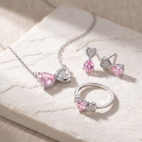 Ensemble de bijoux personnalisés en gros en argent sterling S925 plaqué rhodium avec zircone cubique rose sertie griffe, comprenant collier, boucles d'oreilles et bague en forme de cœur