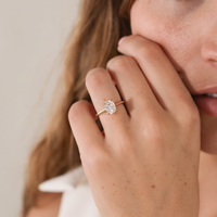 3CT Oval 4 Çatal Taşlı Sade Bant Laboratuvar Üretimi Elmas Nişan Yüzüğü 14K/18K Som Altın IGI Sertifikalı CVD/HPHT Özel Yapım
