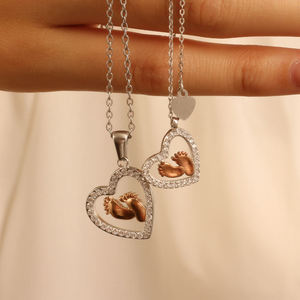 Collar de Oro Rosa con Colgante de Corazón y Pies de Bebé, Zirconia 3A de Alta Calidad, Collar de Acero Inoxidable, Regalo para Madre e Hija - Product Image 1