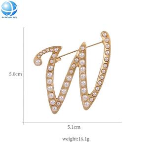 Popular 26 letras en inglés perla cristal Metal solapa Pin joyería broches para Mujeres Hombres <span class=keywords><strong>bolsos</strong></span> ropa sombreros accesorios de decoración - Product Image 1
