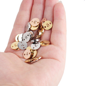 Dijes de disco redondos huecos con números del 0 al 9 |   Discos con Doble Orificio Chapados en Oro Rosa PVD para la Fabricación de Pulseras y Collares - Product Image 2