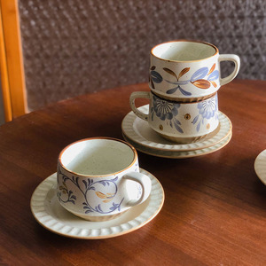 Tasse à café vintage créative en poterie rustique avec soucoupe, motif floral japonais en relief, peinte à la main - Product Image 3