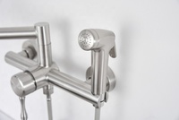 Robinet de cuisine mural moderne et flexible en acier inoxydable 304 brossé, avec pulvérisateur bidet pliable à double articulation et débit élevé pour