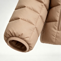 Veste isolante à capuche imperméable pour femme avec logo, doublure thermique, design moderne élégant et confortable, touche de luxe pour l'hiver