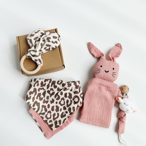 Kaiyue Ins Offre Spéciale 4 pièces/ensemble nouveau bébé cadeau ensemble mousseline coton bébé couverture de sécurité + bavoirs + attache-sucette bébé douche cadeau ensemble - Product Image 3