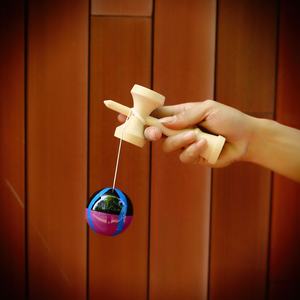 Kendama kendama kpop ของเล่นไม้พรีเมี่ยมแบบมืออาชีพด้ามจับเหนียว18ซม. ลูกบอลสีสันสดใสออกแบบได้ตามต้องการ - Product Image 2