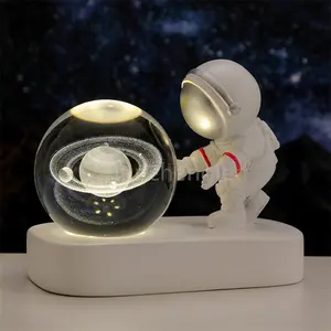 Estatua de resina de astronautas LED tallada 3D bola de cristal personalizada creativa para un regalo de vacaciones decoración del hogar del Día de San Valentín