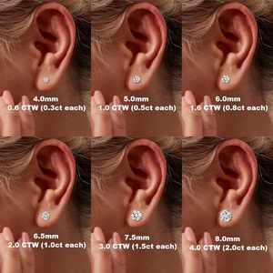 Pendientes de Moissanita con Corte Redondo, Color D, Claridad VVS1, Moissanita Creada en Laboratorio, Chapados en Oro Blanco de 18K sobre Plata 925 - Product Image 5