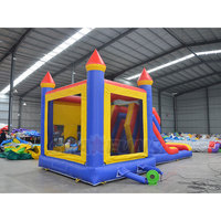 Château gonflable classique bleu, rouge et jaune avec toboggan, maison de saut commerciale pour enfants, idéal pour les anniversaires, les carnavals et la location.