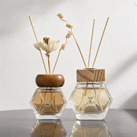 Diffuseur de parfum en verre carré de qualité supérieure 100 ml 200 ml avec logo personnalisé, décoration d'intérieur, récipient aromatique avec couvercles et bâtonnets en rotin
