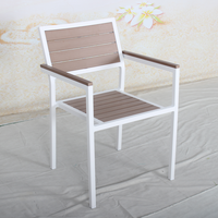 Chaise à bras en aluminium et bois composite (WPC) pour extérieur, idéale pour café, restaurant, bistrot, patio, jardin, club, bar, hôtel