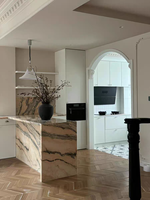 Grande dalle de marbre naturel rose fumé élégante pour cuisines modernes, tables de salle à manger de villas et revêtements de salle de bain