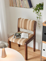 Chaise de salle à manger en bois massif de style français du milieu du siècle, avec dossier rembourré et revêtement en lin, design durable