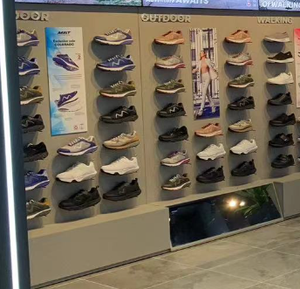 لوحة عرض أحذية بإضاءة LED قابلة للتخصيص من ييه، رفوف عرض أحذية للمتاجر - Product Image 3