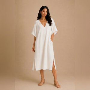 Vestido caftán de algodón blanco para mujer con cuello en V, mangas cortas tipo murciélago, bolsillos laterales, aberturas laterales y silueta holgada y relajada - Product Image 1