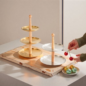 Soporte de exhibición de frutas de acero inoxidable de tres niveles para servir postres en la cocina, diseño moderno de color sólido. - Product Image 1