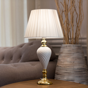 यूरोपीय विला लिविंग रूम घर सजावट कस्टम सुरुचिपूर्ण सफेद डेस्क लैंप बिस्तर के लिए आधुनिक लक्जरी टेबल लैंप - Product Image 2