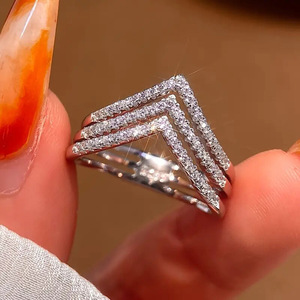 Anello a Tre Strati con Design a Linee a V per Donne - Product Image 2