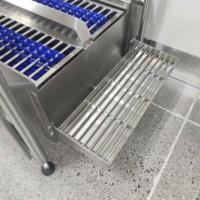 Machine automatique de désinfection des semelles de bottes de travail avec rouleaux de nettoyage doubles, fonctionnement activé par capteur et canal à passage rapide