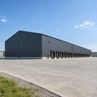Entrepôt préfabriqué en structure métallique à grande portée, atelier métallique, bâtiment de stockage industriel, logistique, multiples baies de chargement