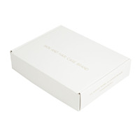 Boîte pliable en carton ondulé blanc de qualité supérieure pour l'emballage de vêtements féminins simples, chemises et costumes, idéale pour les voyages en avion