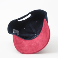 Gorra de béisbol trucker de 5 paneles con visera de ante vegano, ajuste profundo, logotipo bordado personalizado, diseño A-Frame, dos tonos y cierre snapback.
