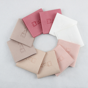 Pochettes d'emballage de luxe personnalisées en microfibre suédée pour bijoux, sacs enveloppe en velours avec logo et inserts. - Product Image 5