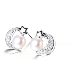 Orecchini a perno con perle a forma di stella e luna, design celeste minimalista, eleganti gioielli da donna alla moda, regalo per l'uso quotidiano - Product Image 1