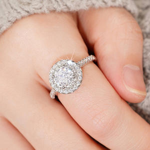 Anello di fidanzamento da donna in oro bianco con diamante taglio brillante rotondo naturale colore D, design a halo - Product Image 4